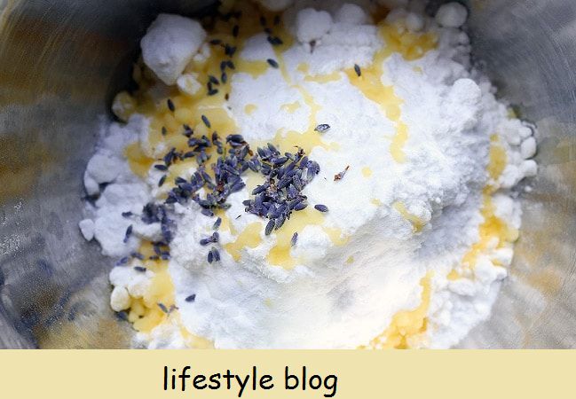 Luonnollisen laventelin kylpypommin resepti täydellisillä DIY -ohjeilla #diybeauty #lavenderidea #easydiy