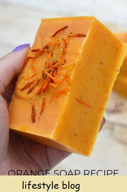 Como fazer sabonete natural de cor laranja usando esta receita de sabonete de urucum. As sementes de urucum podem tingir o seu sabonete de amarelo para uma vívida laranja-abóbora #soaprecipe #fazer sabão #naturallycolor sabonete