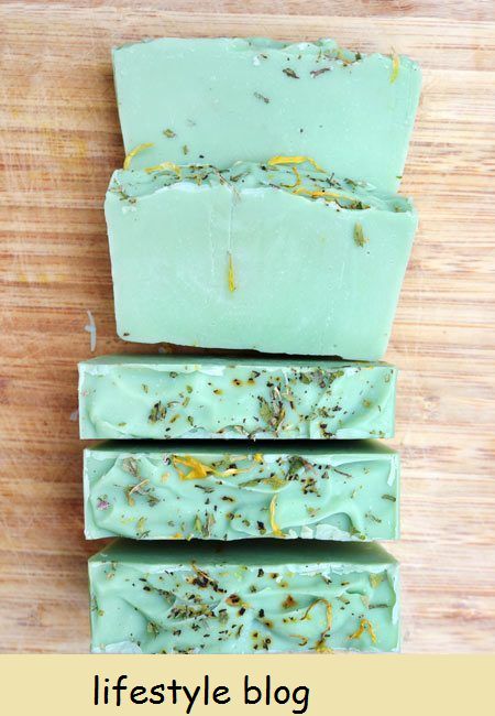 Aprenda a fazer sabonete de ervas com óleos essenciais de alecrim e hortelã-pimenta e ervas e flores secas. Parte da série Simple Soap Recipe #lovelygreens #soaprecipe #soapmaking