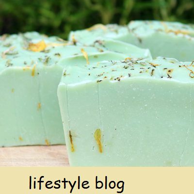 Aprenda a fazer sabonete de ervas com óleos essenciais de alecrim e hortelã-pimenta e ervas e flores secas. Parte da série Simple Soap Recipe #lovelygreens #soaprecipe #soapmaking