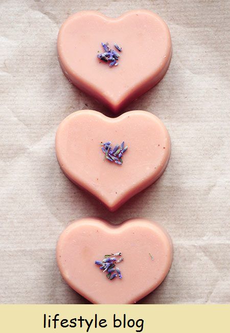 Haga un jabón rosa en forma de corazón con arcilla rosa francesa y aceites esenciales bellamente perfumados. Una hermosa elección como San Valentín.