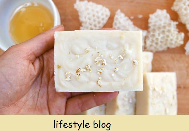 मध आणि मेण साबण कसा बनवायचा. साबणाचा हलका रंग आणि उबदार तपकिरी रंगाची बॅच दोन्ही तयार करण्याच्या टिपांचा समावेश आहे #soapmaking #soap #honeyrecipe