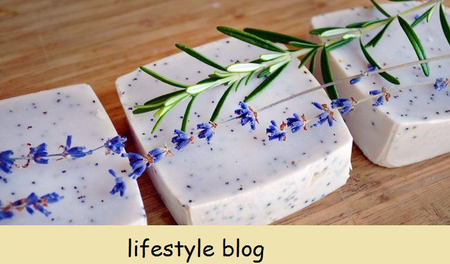 Kotitekoinen laventelisaippua, jossa on sheavoita ja laventelin eteeristä öljyä. Sisältää vinkkejä laventelin kukkien, luonnonväristen väriaineiden ja kevyiden kuorinta -aineiden käyttöön #saippuaresepti #saippuanvalmistus #lovelygreens