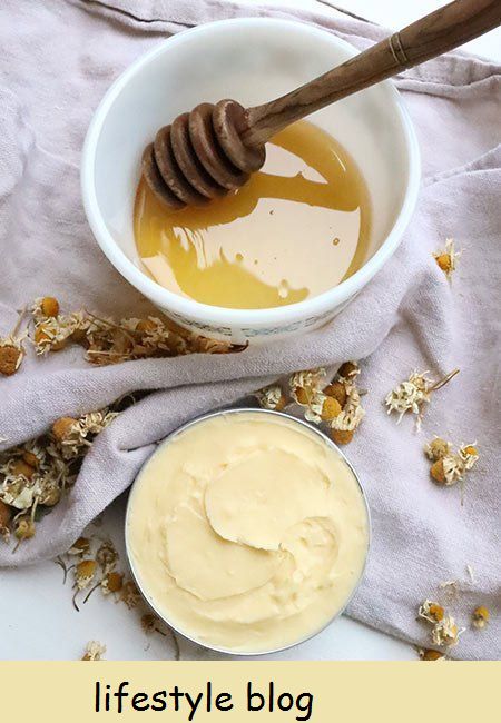 Uma manteiga corporal de mel espessa e nutritiva que você pode fazer com alguns ingredientes, incluindo manteiga de cacau, mel e óleo essencial de camomila #greenbeauty # skincare