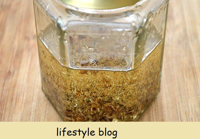 Como fazer Herbal Lip Balm usando ervas secas e óleos ricos