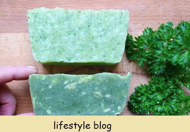 Bruk hagesfriske eller kjøpte urter til denne oppskriften på persille såpe. En enkel, trygg og rask oppskrift som resulterer i naturlig grønn såpe #såpe #såpemakning #persille #såpefarge