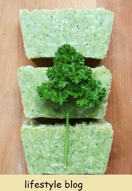 Use ervas frescas ou compradas em lojas para esta receita de sabonete de salsa. Uma receita fácil, segura e rápida que resulta em um sabonete naturalmente verde #sabão #fazer sabonete #parsley #soapcolorant