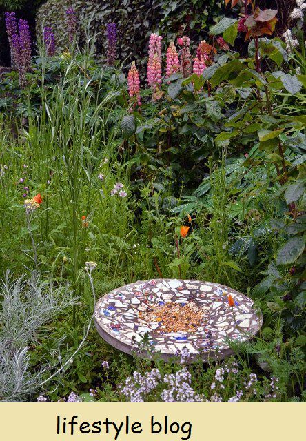 Instruções sobre como fazer uma mesa de mosaico DIY para pássaros - um projeto artístico que