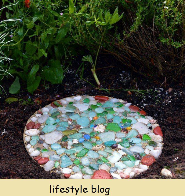 Faça uma pedra de vidro do mar colorida para o jardim usando vidro do mar, mármores ou vidro colorido. Este projeto requer apenas alguns materiais baratos, incluindo peças de vidro. Vídeo completo incluído #seaglass #gardendiy #gardeningidea
