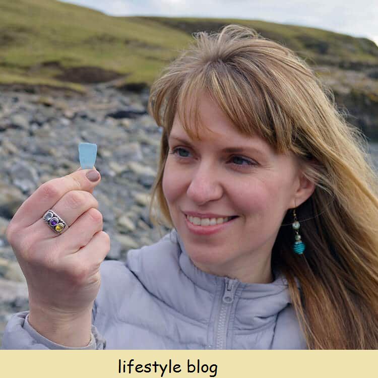 Procura de vidro marinho na Ilha de Man: o vidro azul é relativamente raro