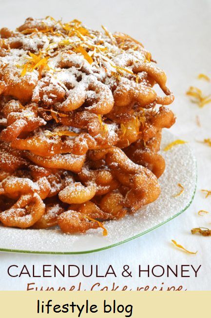 Calendula & Honey Funnel kakkuresepti - käytä tuoreita tai kuivattuja kehäkukan terälehtiä tässä turvoksessa. Amerikkalainen oikeudenmukainen herkku, suppilokakku valmistetaan täyttämällä taikina kuumaksi öljyksi. Makeutettu ja täytetty runsaalla hunajalla ja kultaisilla kehäkukan terälehdillä #lovelygreens #funnelcake #dessertrecipe #edibleflowers #deepfried #amishrecipe #amish