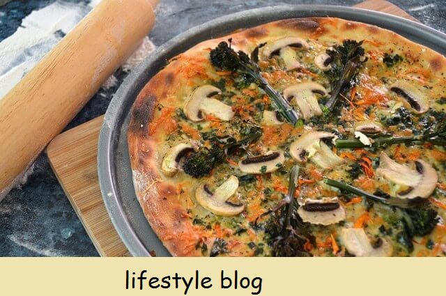 Vild vitlökspizza med svamp & lila spirande broccoli