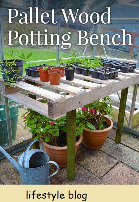Instruções para fazer um simples banco de envasamento de madeira para paletes DIY #gardenidea #pallet