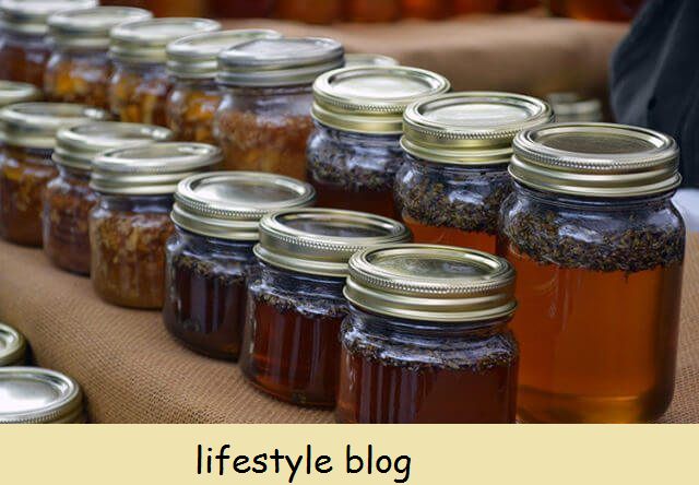 Como infundir mel com ervas, especiarias e flores comestíveis