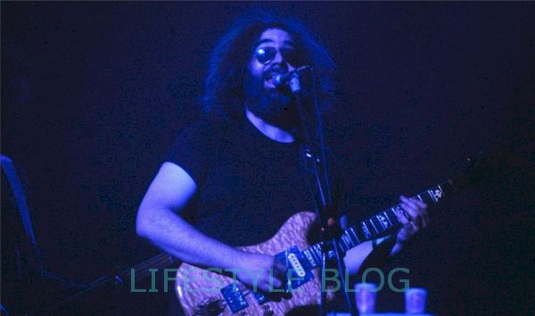 Mar a fhuair Jerry Garcia bho The Grateful Dead a’ chiad ghiotàr dealain aige