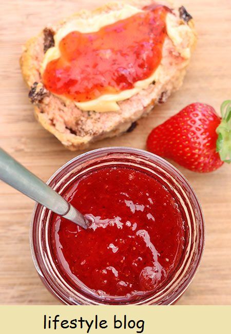 Fácil de fazer receita de geléia de morango com 3 ingredientes que você pode preparar e fazer em uma hora. Ótimo para usar morangos frescos do mercado ou jardim #lovelygreens #preserving #strawberryrecipe #jam